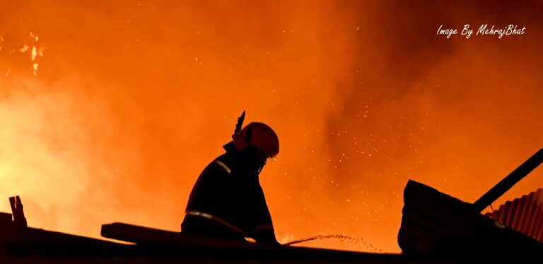 Massive fire breaks out in Barzulla Srinagar